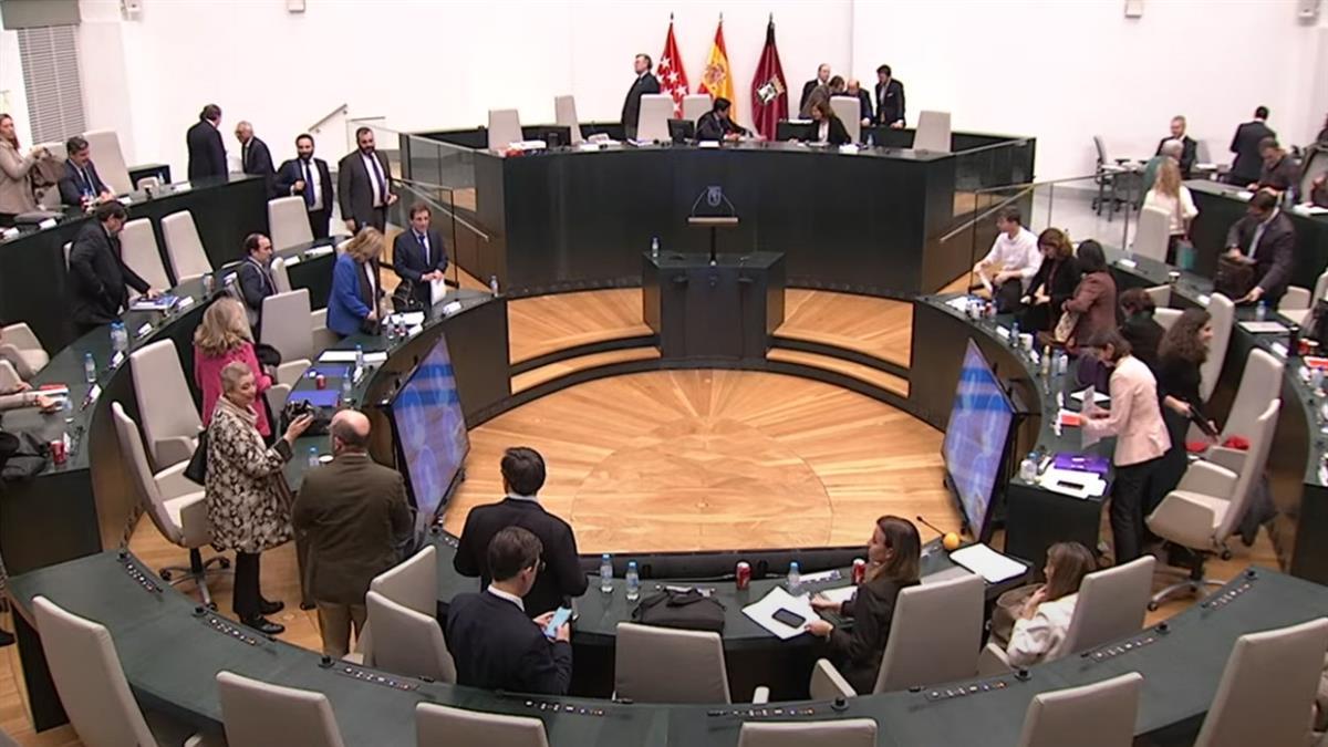 Junto a importantes proyectos urbanísticos y la nueva ordenanza de subvenciones, el debate político se centró en las concentraciones frente a la sede del PSOE