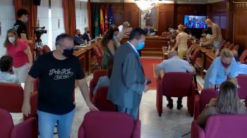 Ante la negativa del alcalde de responder a sus preguntas, los partidos de la oposición han abandonado la sala 