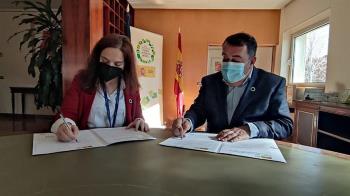 La alcaldesa ha firmado el acuerdo para luchar contra la Pobreza Infantil