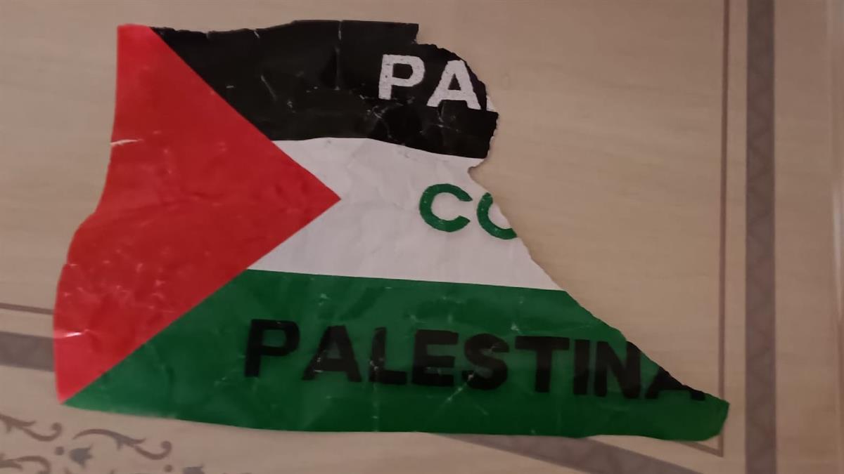 El grupo municipal acusa al portavoz de la formación verde de romper una bandera de Palestina durante el pleno