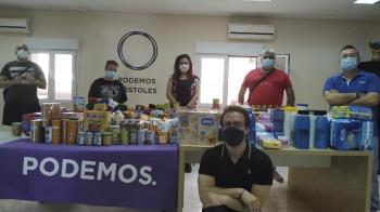 Mediante la recogida de diversos enseres y alimentos para enviarlos a La Palma