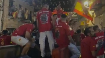 Los socialistas cuestionan la actuación del Gobierno municipal por el uso del este "himno" falangista además del paso de vehículos entre una multitud