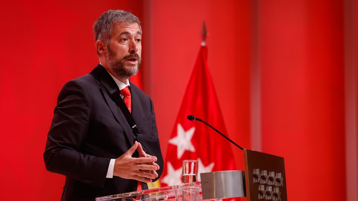 El Gobierno de Ayuso asegura que no se adoctrina en las clases, sino que enseñan "la historia"