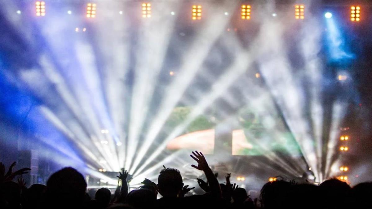 Los vecinos se quejan por la basura, excrementos y restos de droga que hay en la zona 