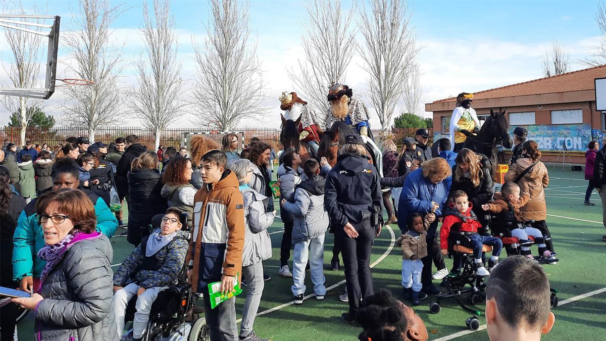Los Reyes Magos han ido hoy al colegio Juan XXIII de Fuenlabrada para celebrar la llegada de la navidad