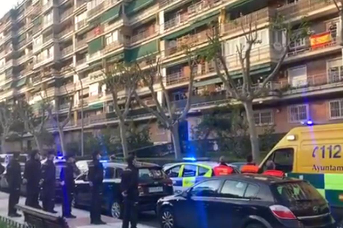 Las lágrimas de Domingo caen al son de las sirenas y el Himno de España que suenan desde los vehículos de sus compañeros Policías, Bomberos y Sanitarios para felicitarle. El comisario de Alcorcón se jubila tras 45 años de servicio.