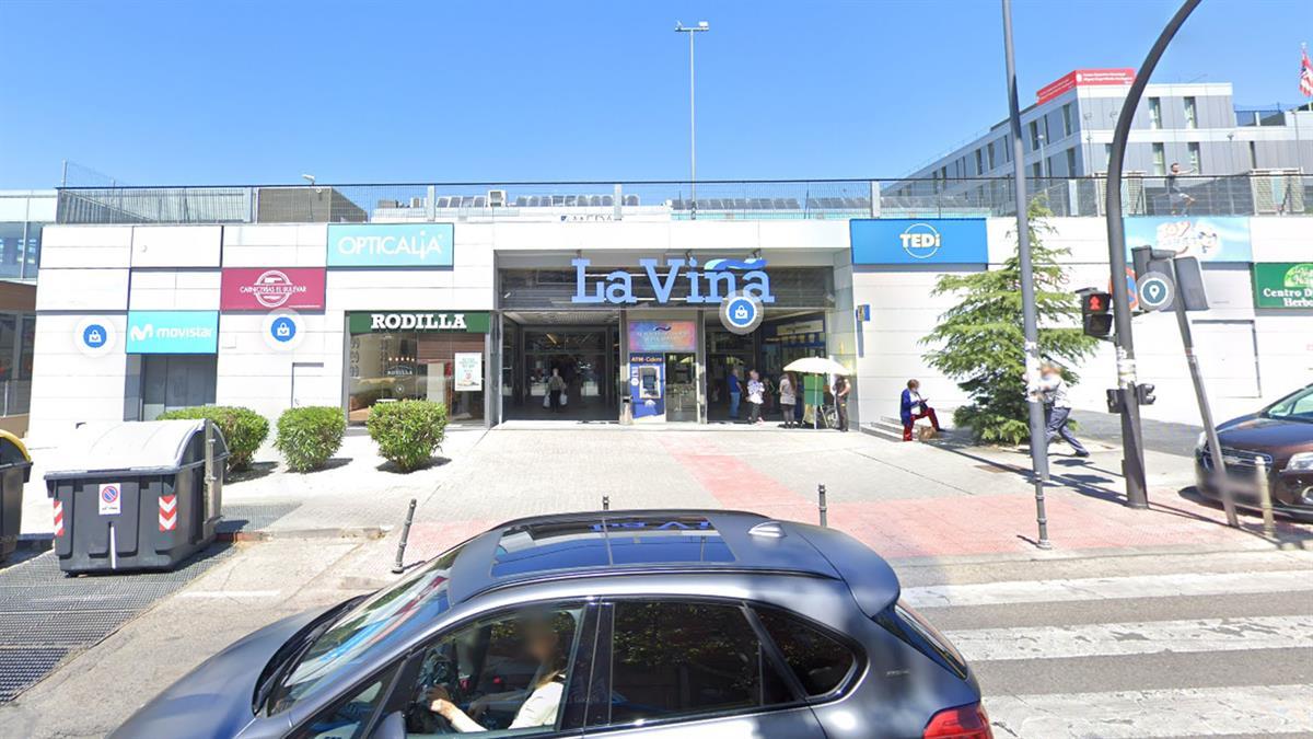 El hombre intentó salir corriendo del centro comercial La Viña