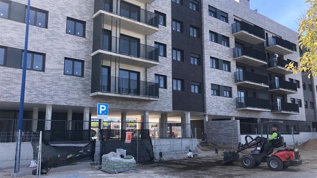 La organización critica que el consistorio quiera vender parcelas públicas a empresas privadas