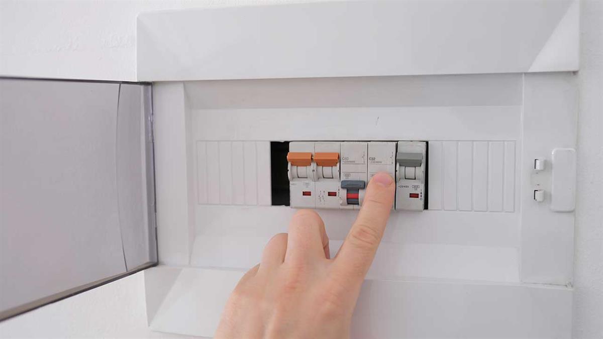 Las industrias y las instalaciones comerciales dependen de sistemas eléctricos fiables para ejecutar procesos