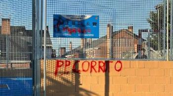 El alcalde ha criticado la ortografía del autor que ha pintado "PP CORRUTOS"