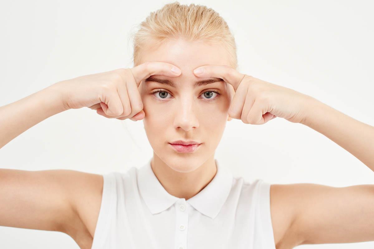 El yoga facial junto al té de hibisco ayudan a fortalecer la piel ante los rayos UV
