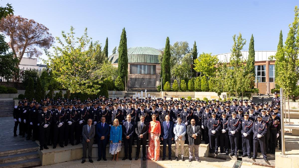 Paloma Tejero ha entregado los diplomas a algunos de los alumnos que han superado los cursos selectivos 