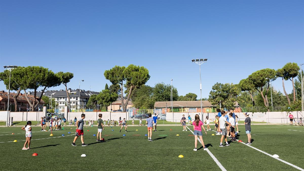 Más de 320 niños participan en los campamentos deportivos del polideportivo Carlos Ruiz 