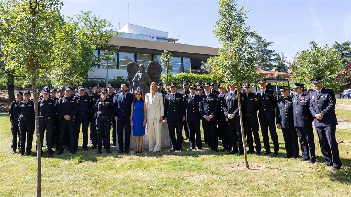 El Ayuntamiento reconoce el trabajo y labor de la Policía Nacional con una escultura dedicada al Santo Ángel Custodio