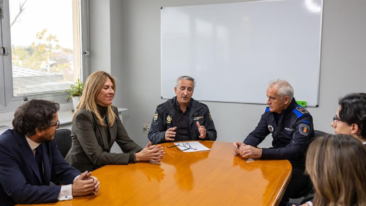 La alcaldesa destaca la labor conjunta de Policía Nacional y Municipal frente a la violencia contra la mujer
