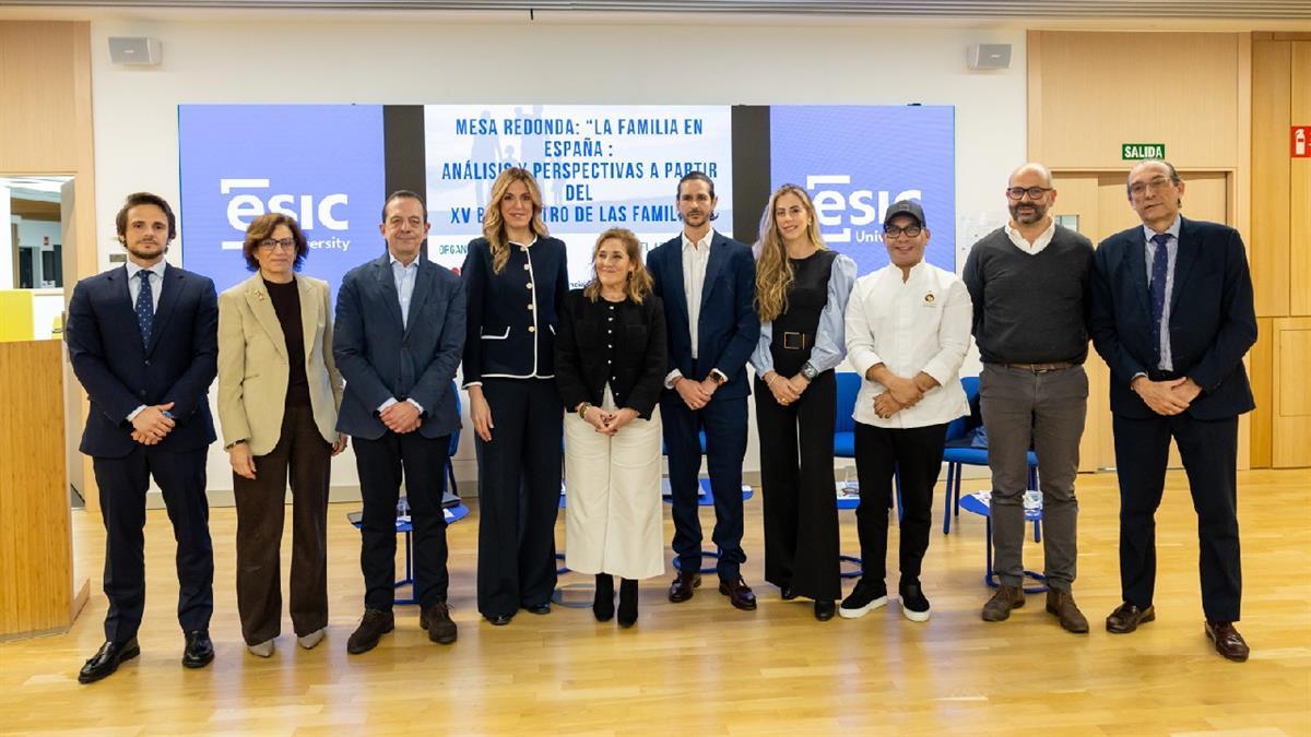 La alcaldesa clausura la mesa redonda en la que se ha presentado el Barómetro de las Familias de la Fundación Familiy Watch
