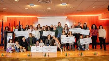El Ayuntamiento entrega los premios de los concursos escolares de belenes, árboles y felicitaciones navideñas
