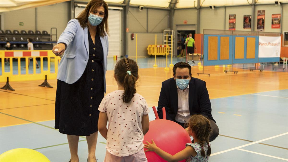 La alcaldesa y la consejera de Familia han firmado un convenio de colaboración