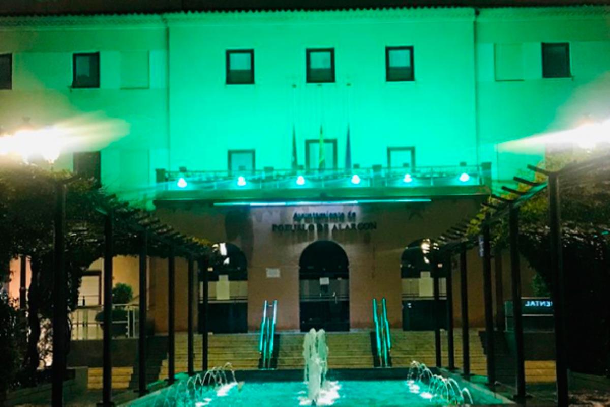 La fachada del consistorio se ilumina, cada día, de color verde 