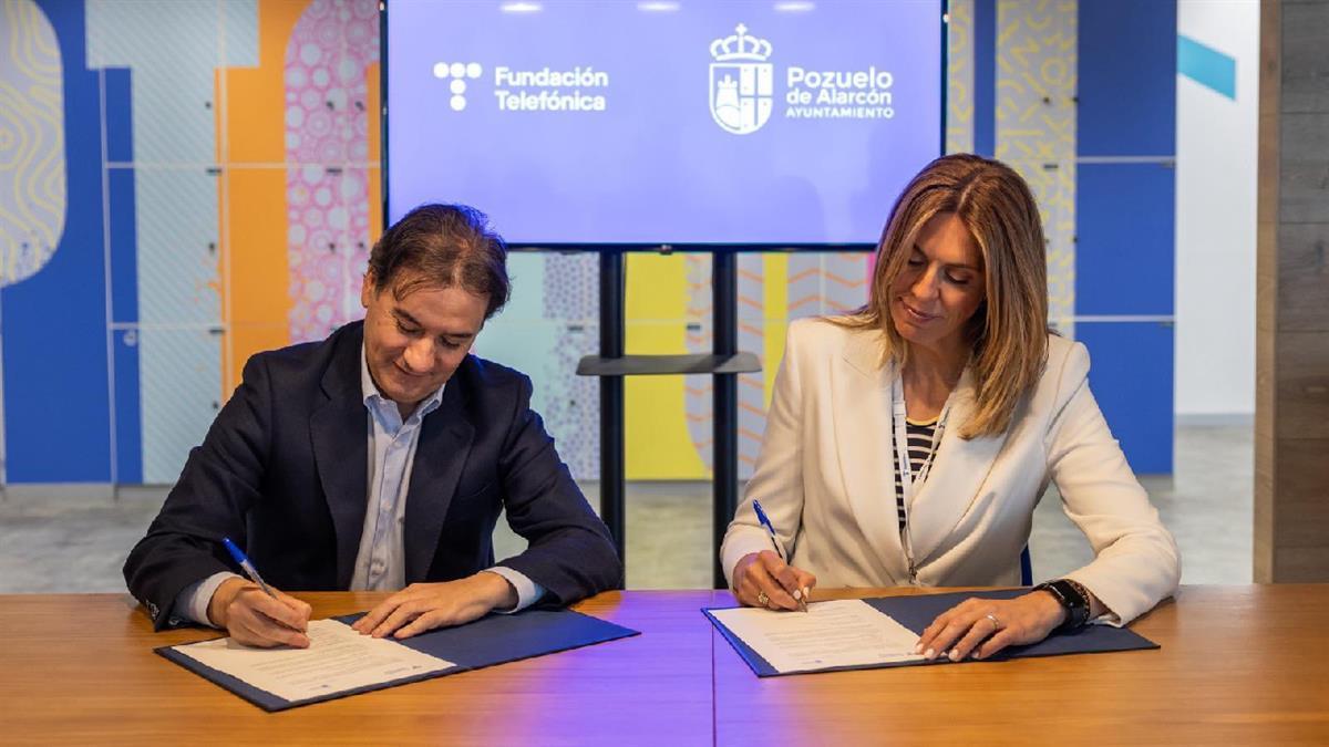 La alcaldesa de la localidad ha ratificado el convenio con el Director General de Fundación Telefónica, Luis Prendes