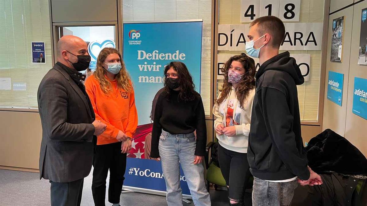 Desde diciembre no reciben el sueldo que destinan, en parte, a pagar su residencia en la localidad 