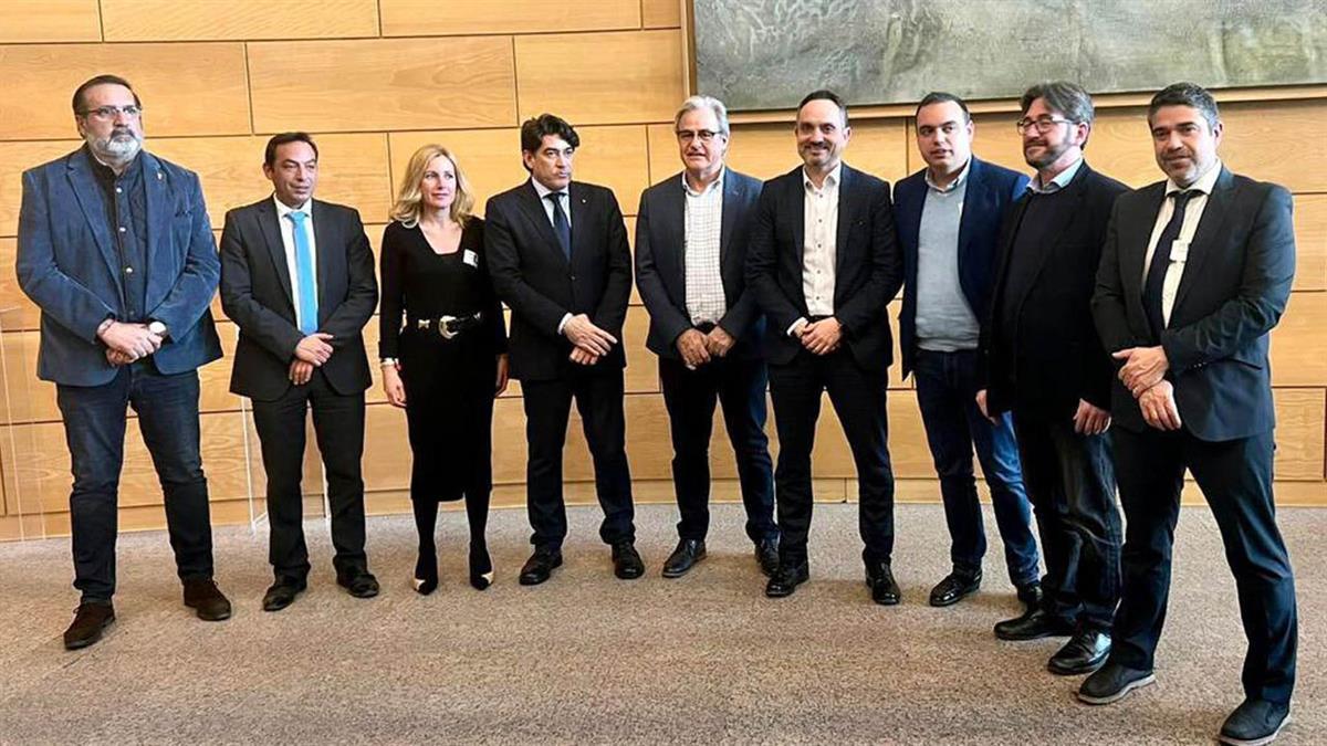 Rocío García y vecinos del Juncal acuden al parlamento autonómico 