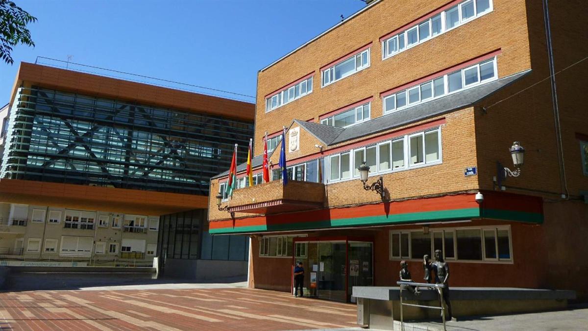 Por la presunta implicación por la compra de terrenos antes de su recalificación