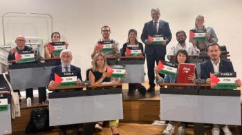El PP de Parla denuncia que en el pleno se colocaron banderas propalestinas en los escaños 