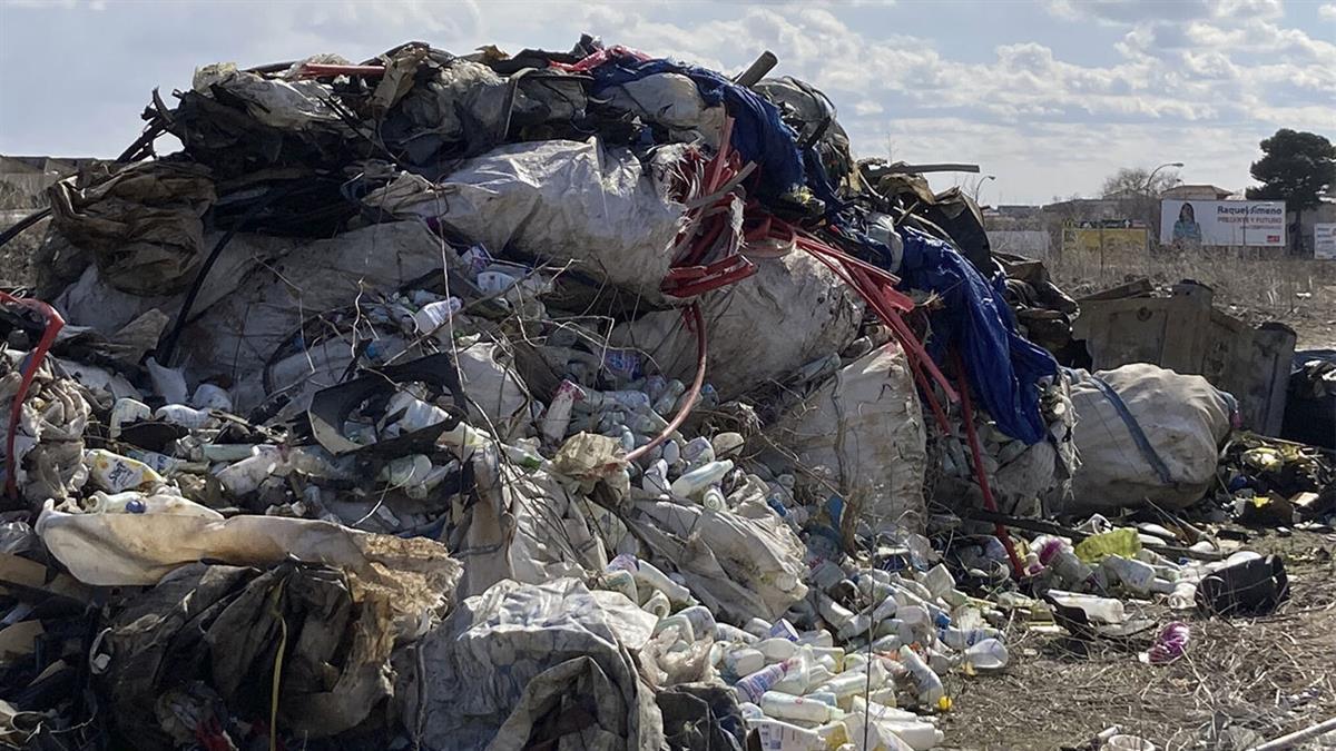 Grandes cantidades de vertidos ilegales se amontonan en los entornos del municipio