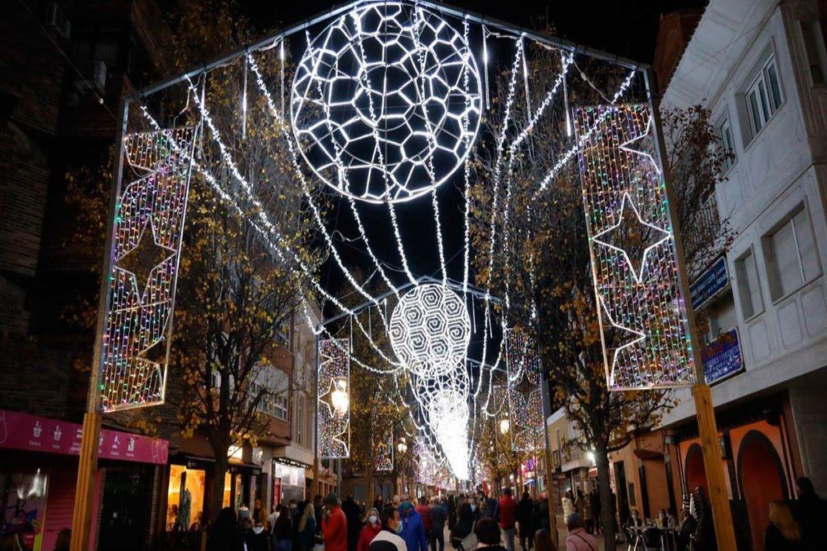 El PP de Fuenlabrada se queja de que los comercios no puedan encender sus luces, mientras el alumbrado navideño recorre Fuenlabrada