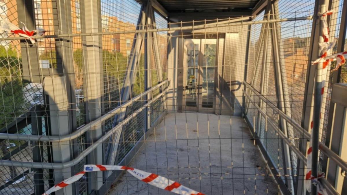 Desde el PSOE denuncian que siguen vallados e inaccesibles 