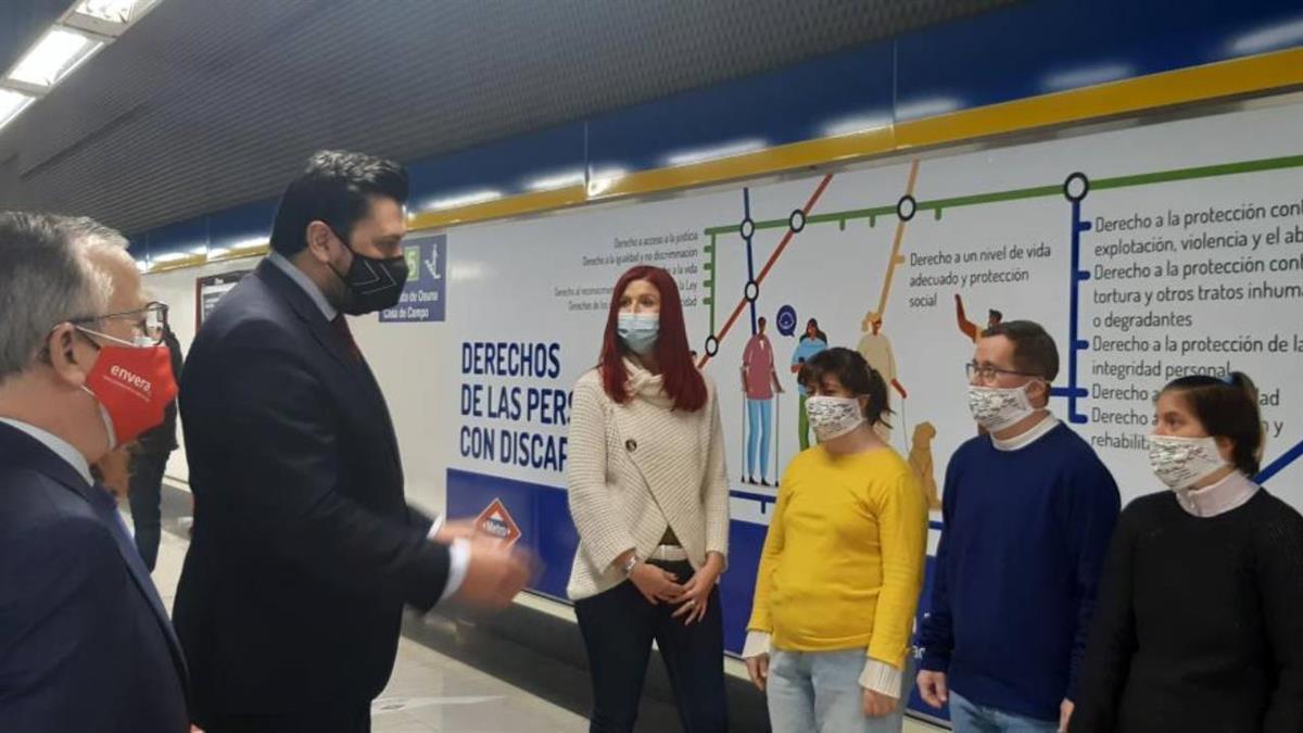 Se ha presentado hoy en Embajadores un mural que servirá para recordar los derechos del colectivo