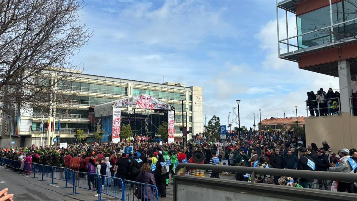 La fuenlabreña Lala Chus fue la encargada de dar el pregón ante una Plaza de la Constitución llena de las entidades que participaron en el desfile de Carnaval
