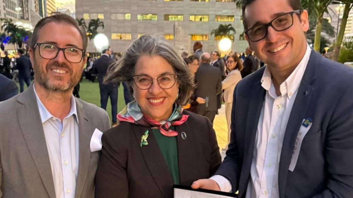 La alcaldesa de Miami ha entregado las llaves de esta ciudad a Let´s Prototype