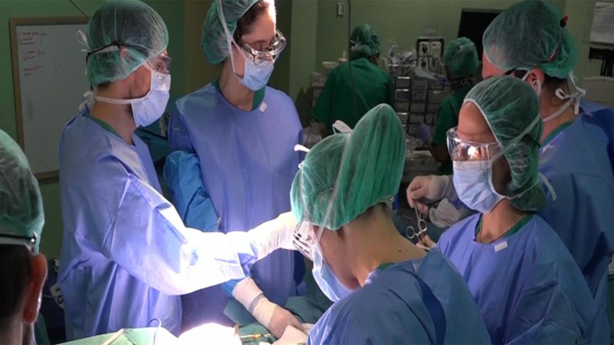 Por su labor en cirugía de trastornos del movimiento