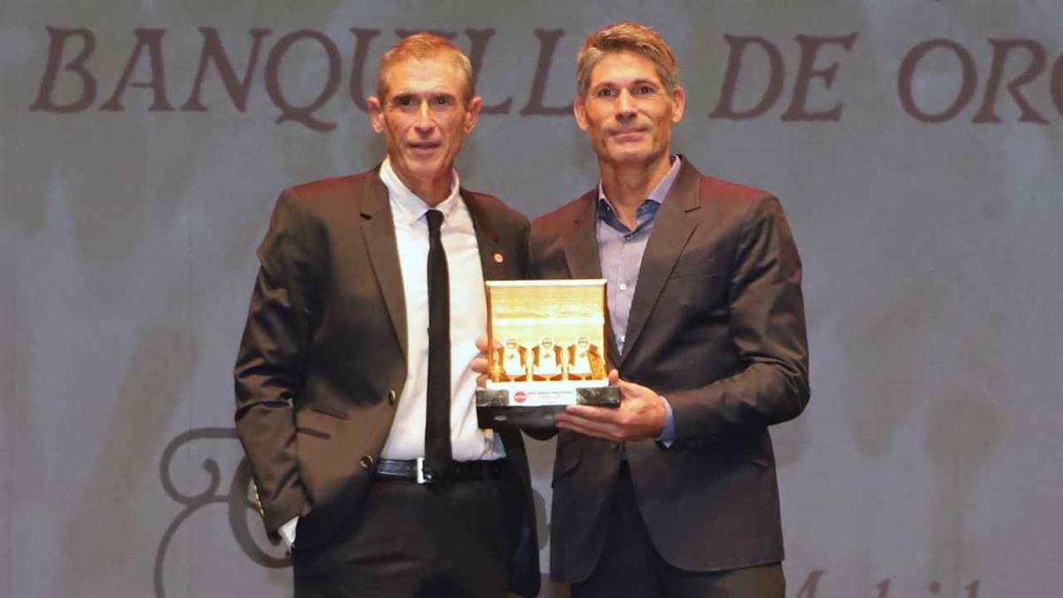 El entrenador de la RSD Alcalá recibió en manos de Miguel Ángel Serrano Niño el prestigioso “Banquillo de Oro”