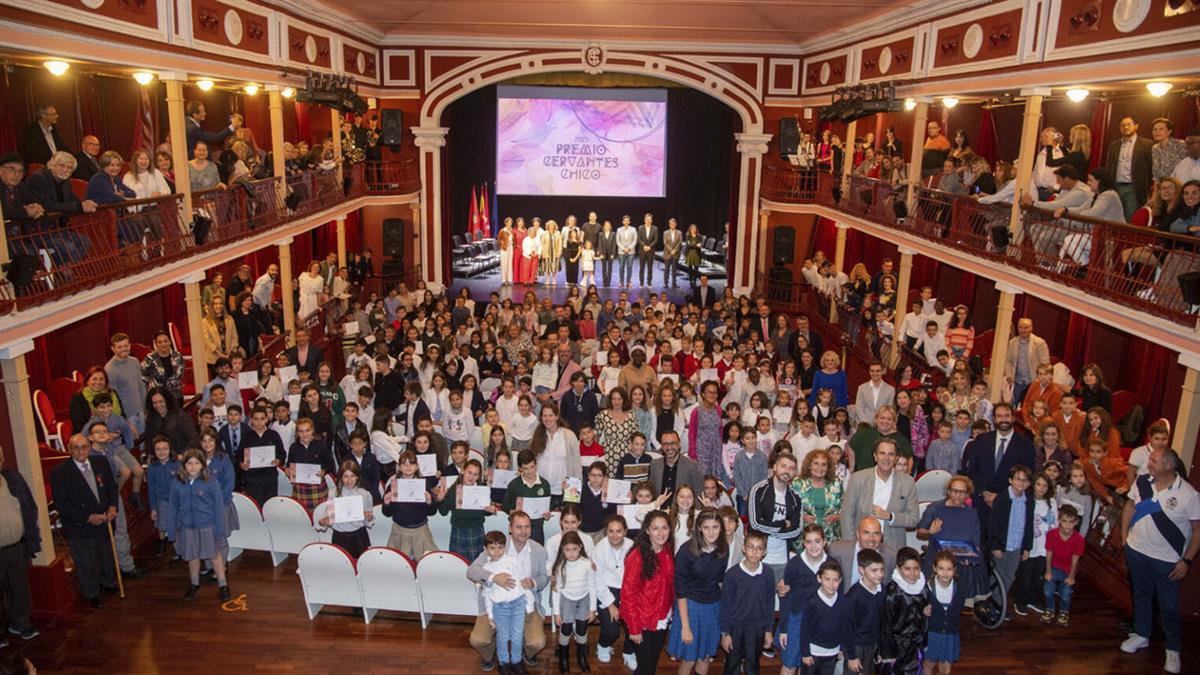 Más de 200 escolares reciben su distinción a modo de reconocimiento por sus valores humanos 