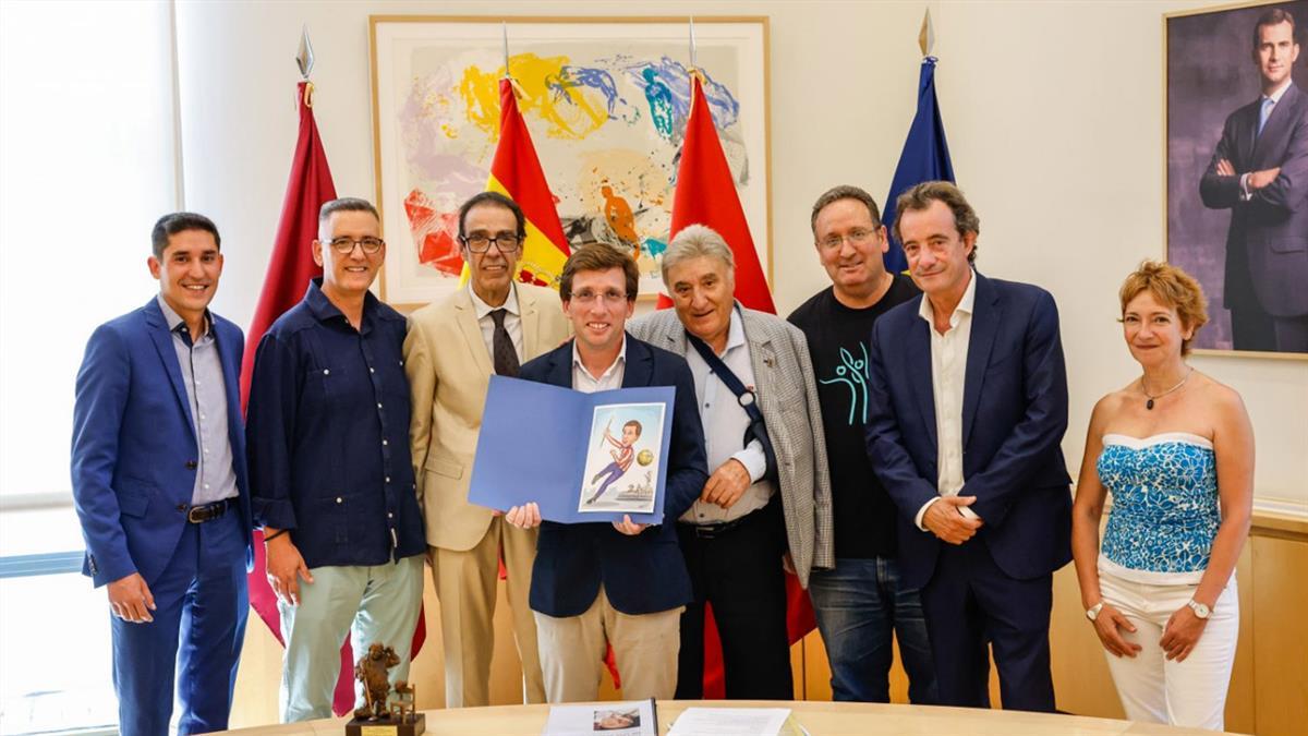 El alcalde ha recogido el reconocimiento de ASHUMES por reivindicar el papel del humor en la sociedad