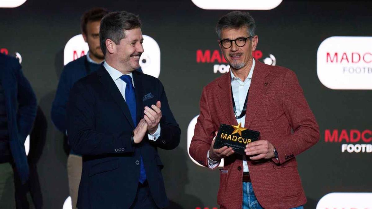 El presidente del conjunto, Alfredo de la Cal, recogió el reconocimiento 