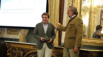 El alcalde de Madrid ha recibido el galardón "por el apoyo que el Ayuntamiento ha realizado al sector durante los últimos años". 