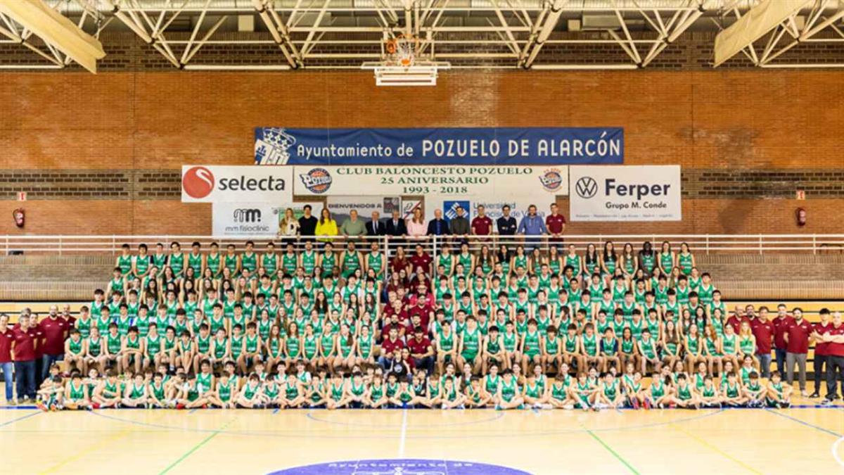 El conjunto obsequió a la regidora con una sudadera 