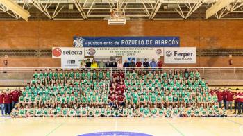 El conjunto obsequió a la regidora con una sudadera 