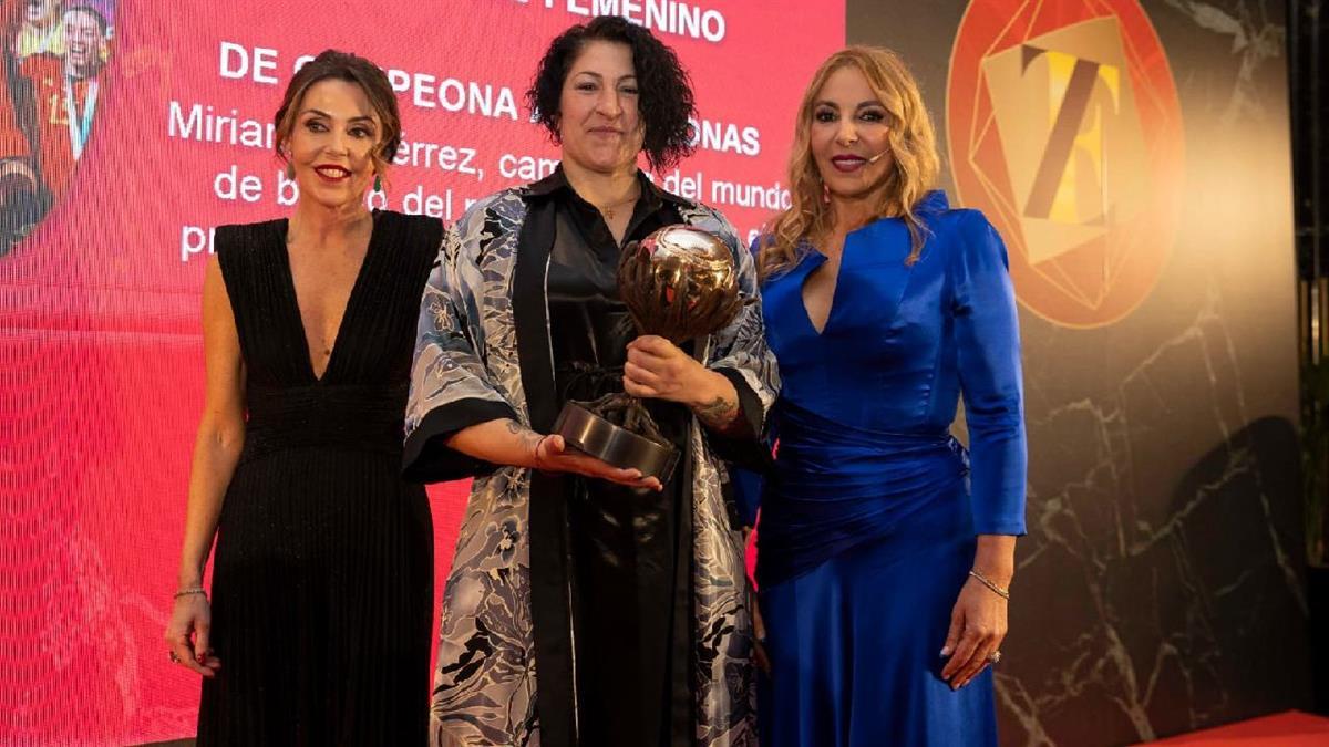 Miriam Gutiérrez ha recogido el premio de la Fundación Zaballos a la selección femenina de fútbol