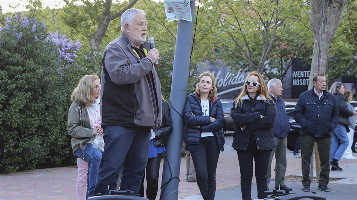 Coincidiendo con el aniversario de la II República española, reunió a los tricantinos y tricantinas en la tradicional Plaza de Antonio Gala
