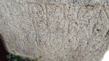 El muro de piedra del Pósito Municipal posee inscripciones históricas en sus piedras