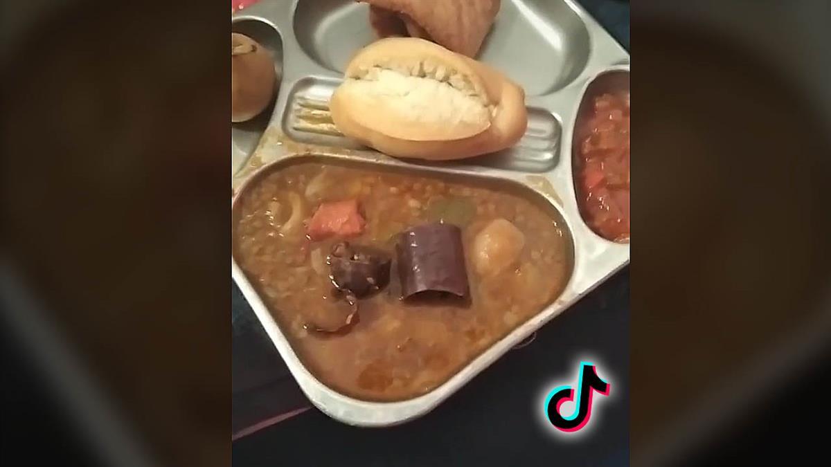 Ha publicado vídeos de su celda, los pasillos y el gimnasio y ha mostrado sus quejas por la comida