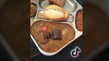 Ha publicado vídeos de su celda, los pasillos y el gimnasio y ha mostrado sus quejas por la comida