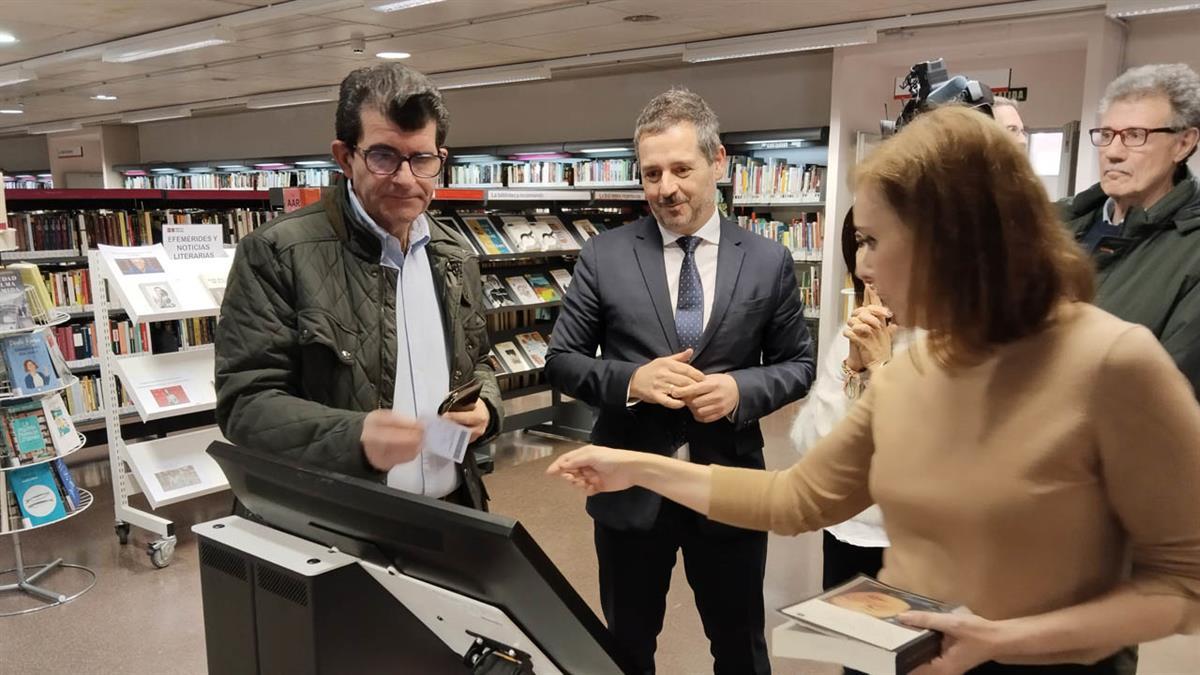 Los ejemplares más solicitados por los madrileños han sido Un amor, de Sara Mesa, o Las Madres, de Carmen Mola