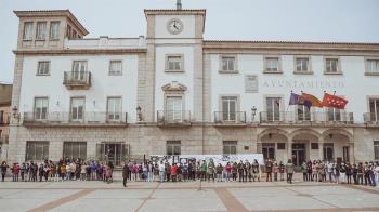 300 estudiantes y profesores de los centros educativos del municipio se han reunido para manifestar su entrega por la paz 