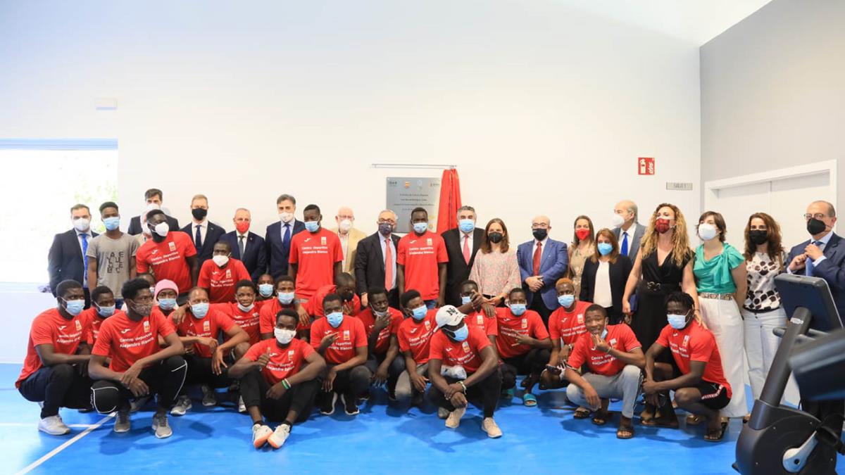 La alcaldesa y el ministro de Cultura y Deporte, descubrieron la placa inaugural, destacando el orgullo para Getafe de contar con esta instalación con un marcado carácter integrador  
